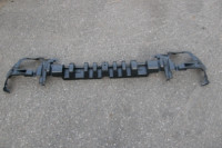 plastová výztuha předního nárazníku /01-04/ - ORIGINÁLNÍ DÍL